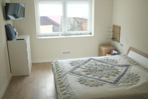 een slaapkamer met een bed en een raam bij Ferienwohnung Arendsee in Arendsee