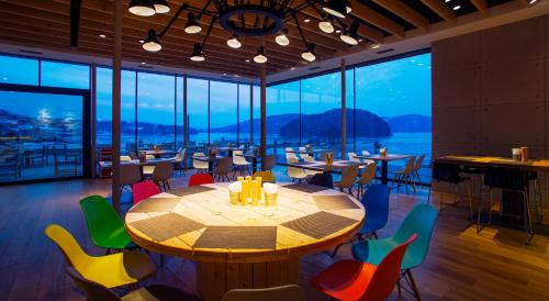 a restaurant with a table and chairs with a view at Lemon Resort Spa in Gródek Nad Dunajcem