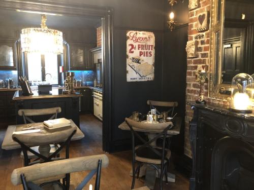 un restaurante con mesa y sillas en una habitación en The Twenty One, en Brighton & Hove