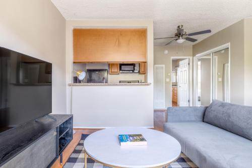 Gallery image of Sherman Oaks 1BR w Gym Pool nr Ventura Blvd LAX-461 in Los Angeles