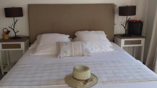 Ένα ή περισσότερα κρεβάτια σε δωμάτιο στο Hotel Au Marais