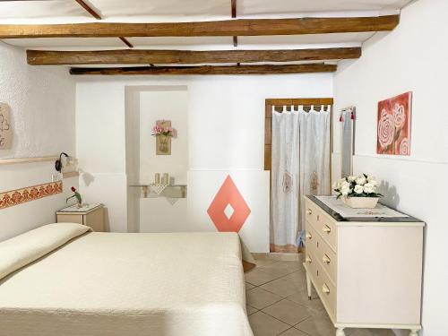 サンピエリにあるMareantico Shabby Apartmentのベッドルーム(白いベッド1台、ドレッサー付)