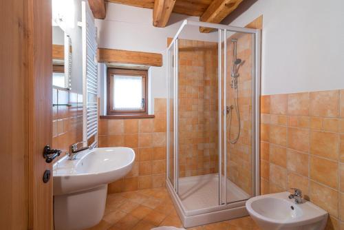 een badkamer met een douche, een wastafel en een toilet bij Civico 8 in Marmora