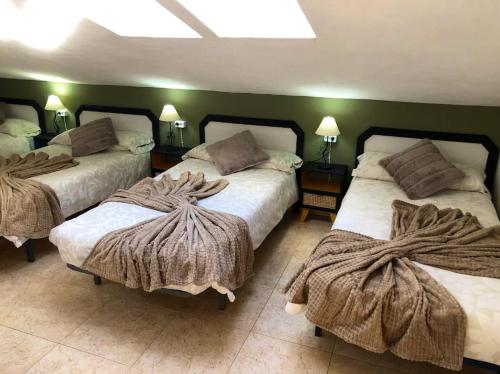 Alforjaにある8 bedrooms villa with private pool enclosed garden and wifi at Alforjaのベッドルーム1室(毛布付きのベッド2台付)