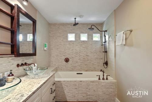 bagno con vasca, lavandino e doccia di Sizable Screened in Porch w Luxury Kitchen and Bath ad Austin