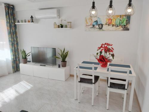TV a/nebo společenská místnost v ubytování CAMBRILS BEACH APARTMENT
