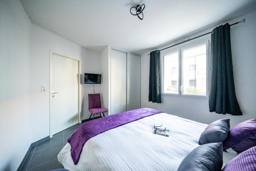une chambre avec un grand lit et une fenêtre dans l'établissement La Pépite - Appt en Hypercentre au calme, Terrasse et Garage - Res Meyer, à Royan