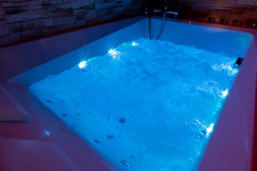 Elle comprend un bain à remous avec des lumières bleues. dans l'établissement LOVE ROOM ou pas ! Chamalières, à Chamalières