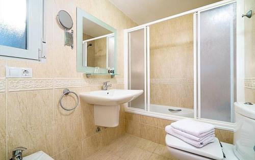 デニアにあるÁtico Medina Molinsのバスルーム(洗面台、トイレ、鏡付)