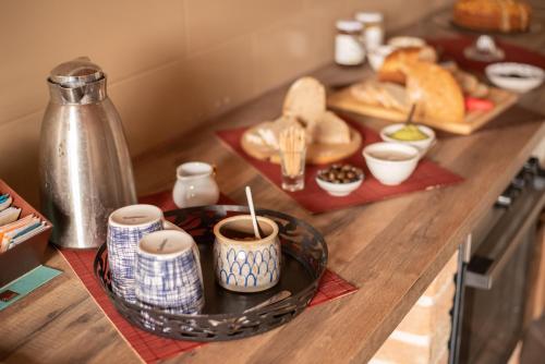 een tafel met bekers en borden met voedsel erop bij Nutrilamente country house in Robella