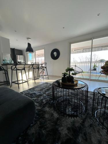 un salon avec un canapé et une table dans l'établissement Le bonheur de saint Aygulf, à Saint-Aygulf