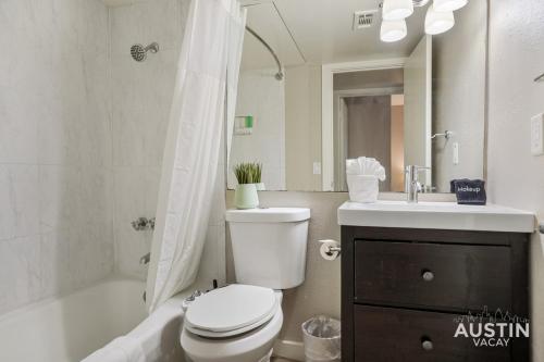 Ένα μπάνιο στο Adorable N Lamar Living, Pool and Comfort for All