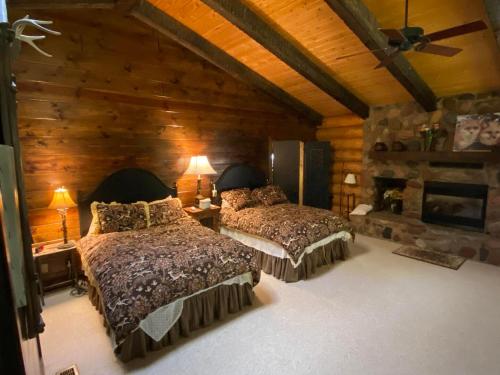 1 dormitorio con 2 camas y pared de piedra en Two Bear Lodge on Lost Land Lake, en Hayward