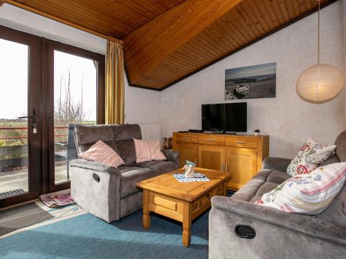 sala de estar con 2 sofás y TV en Apartment Nordsee-Ferienhaus-3 by Interhome, en Friedrichskoog