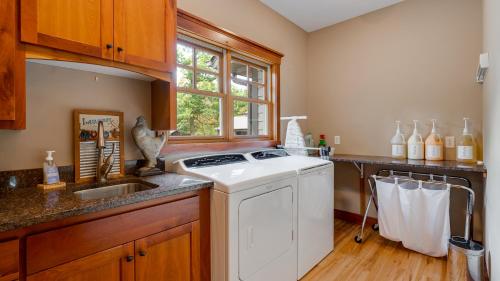 cocina con lavadora y fregadero en Woodhaven Retreat, en Shakopee