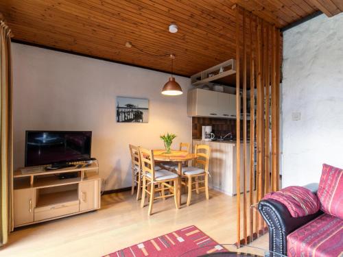 - un salon avec une table et un canapé dans l'établissement Apartment Nordsee-Ferienhaus-5 by Interhome, à Friedrichskoog