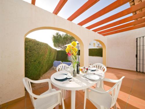 uma sala de jantar com uma mesa branca e cadeiras em Holiday Home Puerta de Calpe 8 by Interhome em Calpe