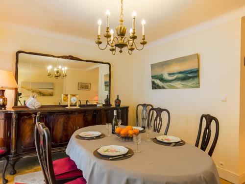 une salle à manger avec une table et un miroir dans l'établissement Apartment Les Glénans by Interhome, à Concarneau