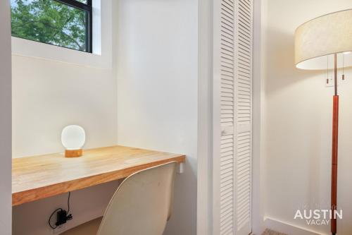 ein Heimbüro mit einem Holzschreibtisch und einem Fenster in der Unterkunft Walk to Lady Bird Lake from Perfectly Quaint Home in Austin