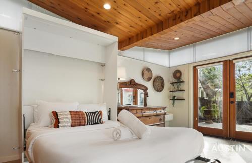 奧斯汀的住宿－Entertaining Charmer w Outdoor Games and Putt-Putt，卧室设有一张白色大床和一扇窗户。