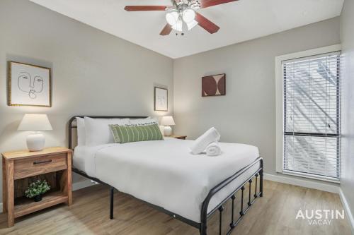 una camera con letto e ventilatore a soffitto di Dreamy Outdoor Space New Design in Renovated Apt ad Austin