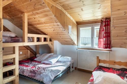a bedroom with two bunk beds in a wooden house at Maison de 12 chambres avec sauna terrasse amenagee et wifi a Vars a 2 km des pistes in Vars