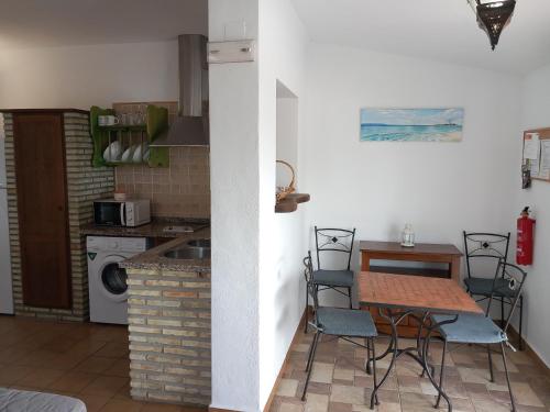 una cucina con tavolo e sedie di Apartamentos Cala Isabel a Zahora