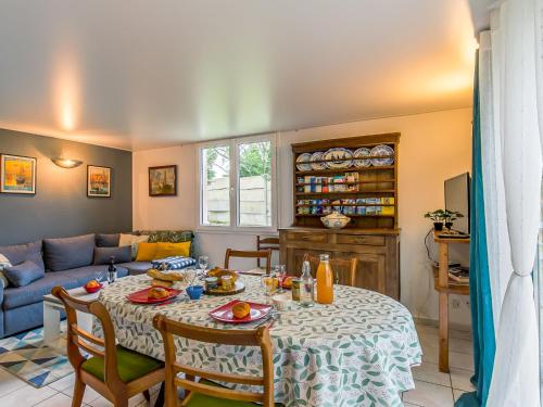 - un salon avec une table et un canapé dans l'établissement Holiday Home Ty Park - LOQ207 by Interhome, à Locquirec