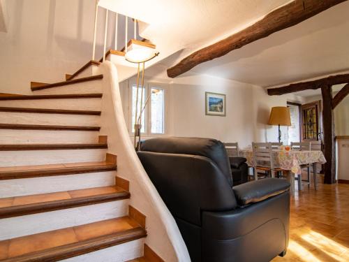 トゥレットにあるHoliday Home La Foux - TUR120 by Interhomeのリビングルーム(階段、椅子付)