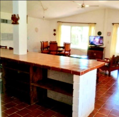 - un grand comptoir en bois dans le salon dans l'établissement Bonita casa vacacional en Veracruz, à Costa Esmeralda