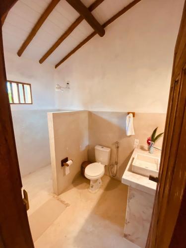 Bilik mandi di Pousada Vila Dendê