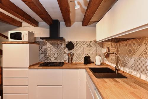 Kuchyň nebo kuchyňský kout v ubytování Appartamento in Ruga Giuffa
