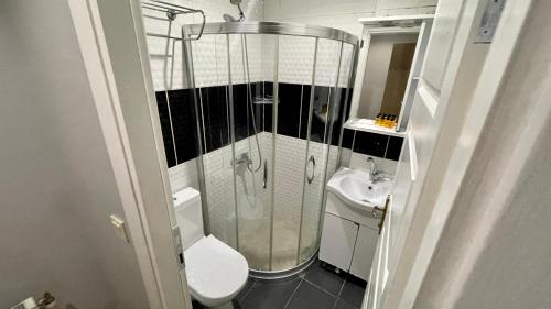 W łazience znajduje się prysznic, toaleta i umywalka. w obiekcie Rozza Hotel w Stambule