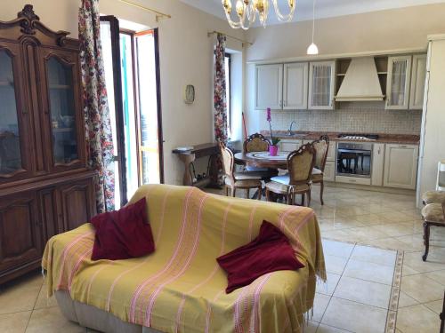 uma sala de estar com um sofá e uma cozinha em Appartamento Via Rezzano vista mare em Bonassola