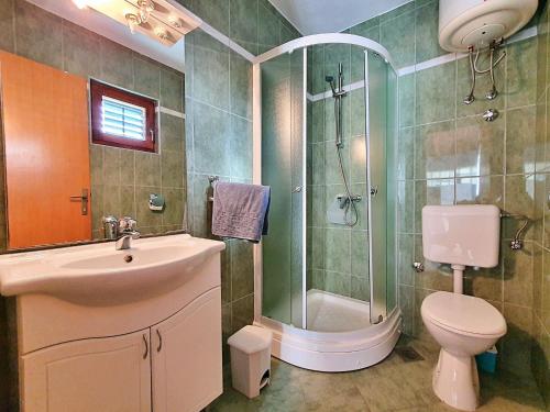 Ένα μπάνιο στο Holiday Home Camp Marko-2 by Interhome