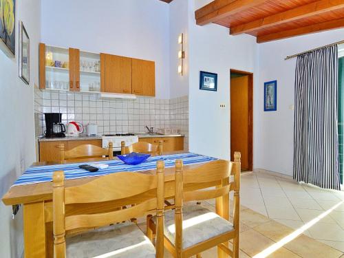 Η κουζίνα ή μικρή κουζίνα στο Holiday Home Camp Marko-2 by Interhome