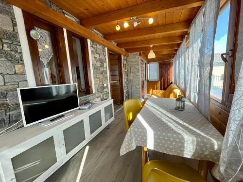 comedor con TV, mesa y sillas en Holiday Home Sofia - DMA333 by Interhome, en Vercana