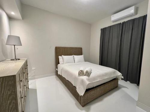 um quarto com uma cama com duas toalhas em Stunning 3-Br Apt in Condado em San Juan