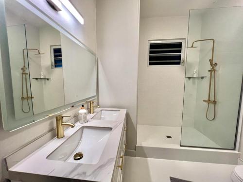 uma casa de banho branca com um lavatório e um chuveiro em Stunning 3-Br Apt in Condado em San Juan