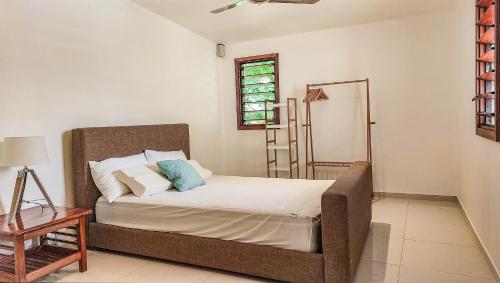 Schlafzimmer mit einem Bett und einem Fenster in der Unterkunft Paradise Point Escape in Port Vila