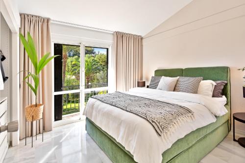ein Schlafzimmer mit einem großen Bett und einem großen Fenster in der Unterkunft Casa Paraiso Calahonda in Sitio de Calahonda