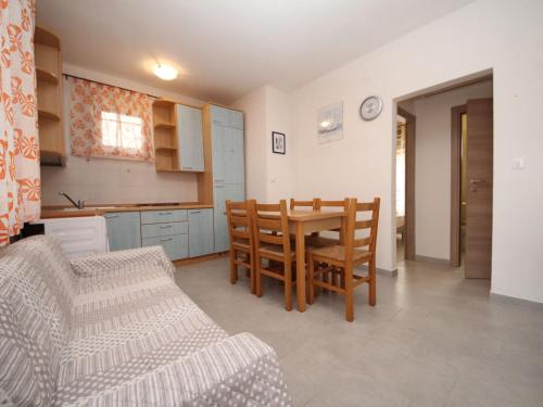 een keuken en eetkamer met een tafel en stoelen bij Apartment Villa Fausta by Interhome in Rosolina Mare