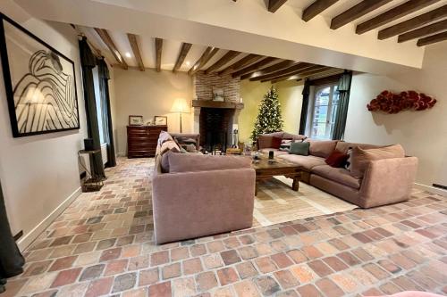 un salon avec deux canapés et une table dans l'établissement Beautiful Farmhouse - 1h40 South Paris, à Santranges