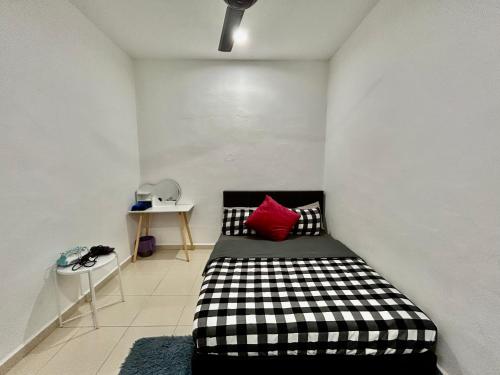Habitación con cama blanca y negra con almohada roja en Home288#2pax#wifi#NearAeonAlma#5kmtoIconCity en Bukit Mertajam