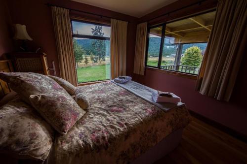 Un pat sau paturi într-o cameră la Kepler Oaks Chalet