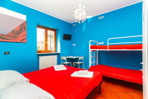 Camera blu con 2 letti a castello e un tavolo di Affittacamere Grugliasco Ressia a Grugliasco