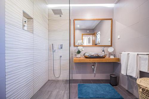 Kúpeľňa v ubytovaní 7 bedrooms villa with private pool enclosed garden and wifi at Sesimbra