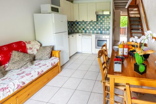 - une cuisine avec un canapé et une table dans une chambre dans l'établissement Appartement Douillet Saint-Sorlin-d'Arves 49 m² Vue montagne, à Saint-Sorlin-dʼArves