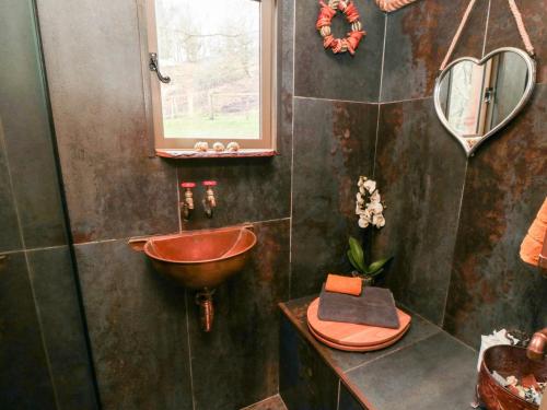 斯卡布羅的住宿－The Hideaway, Shepherd's Hut，一间带碗水槽和镜子的浴室