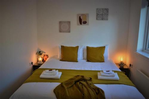 - une chambre avec un lit et 2 serviettes dans l'établissement Peaceful, Lovely and Modern, Entire House, à Édimbourg